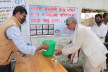 कार्यालय गेट अगाडी हात धुई कार्यालय प्रवेश गर्दै गा.पा. अध्यक्ष 